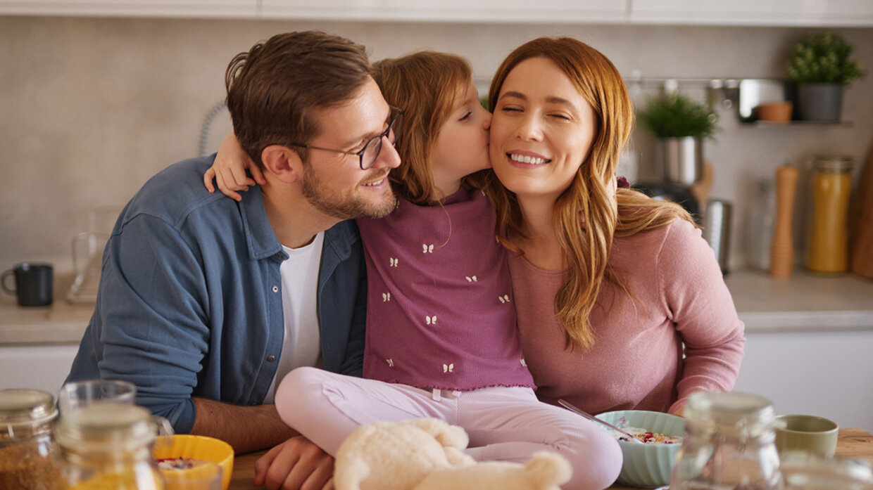 Jeune famille passant un moment de complicité